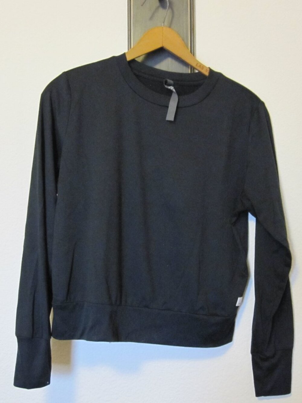 Vuori Long Sleeve Crew in Black, Size Medium